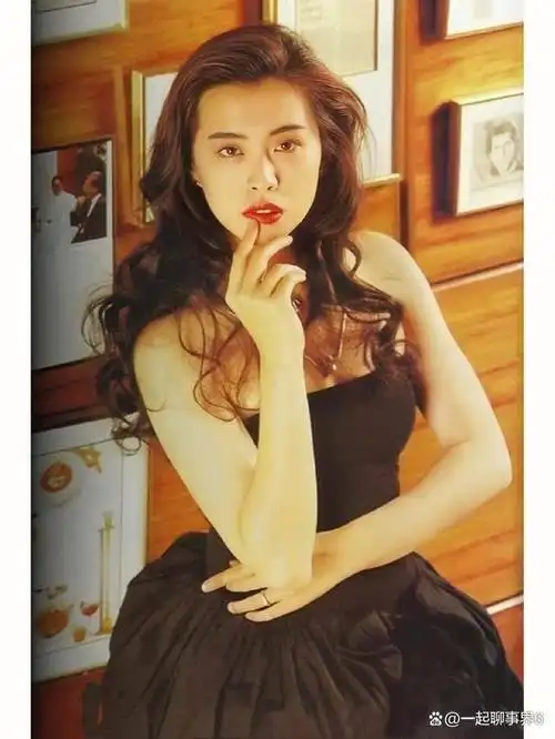 最近有媒体曝光了56岁的王祖贤的照片,对于皱纹和黑眼圈并不介意