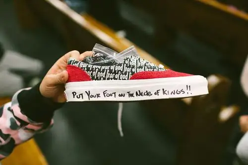 fearofgod再度开启秀场模式主理人上脚未发售款fogxvans联名