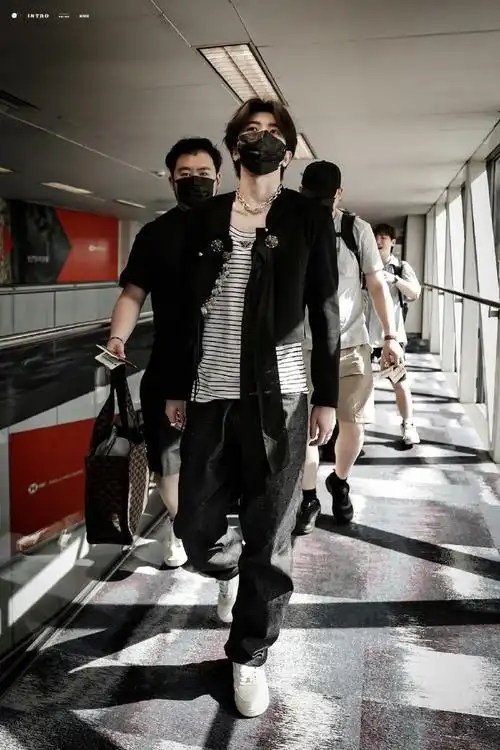 蔡徐坤的锁骨纹身贴##蔡徐坤金色项链