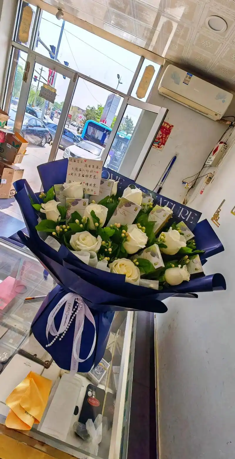 从高中放烟花,到大学买1-18岁礼物,99朵玫瑰花,再到点网红蜡烛