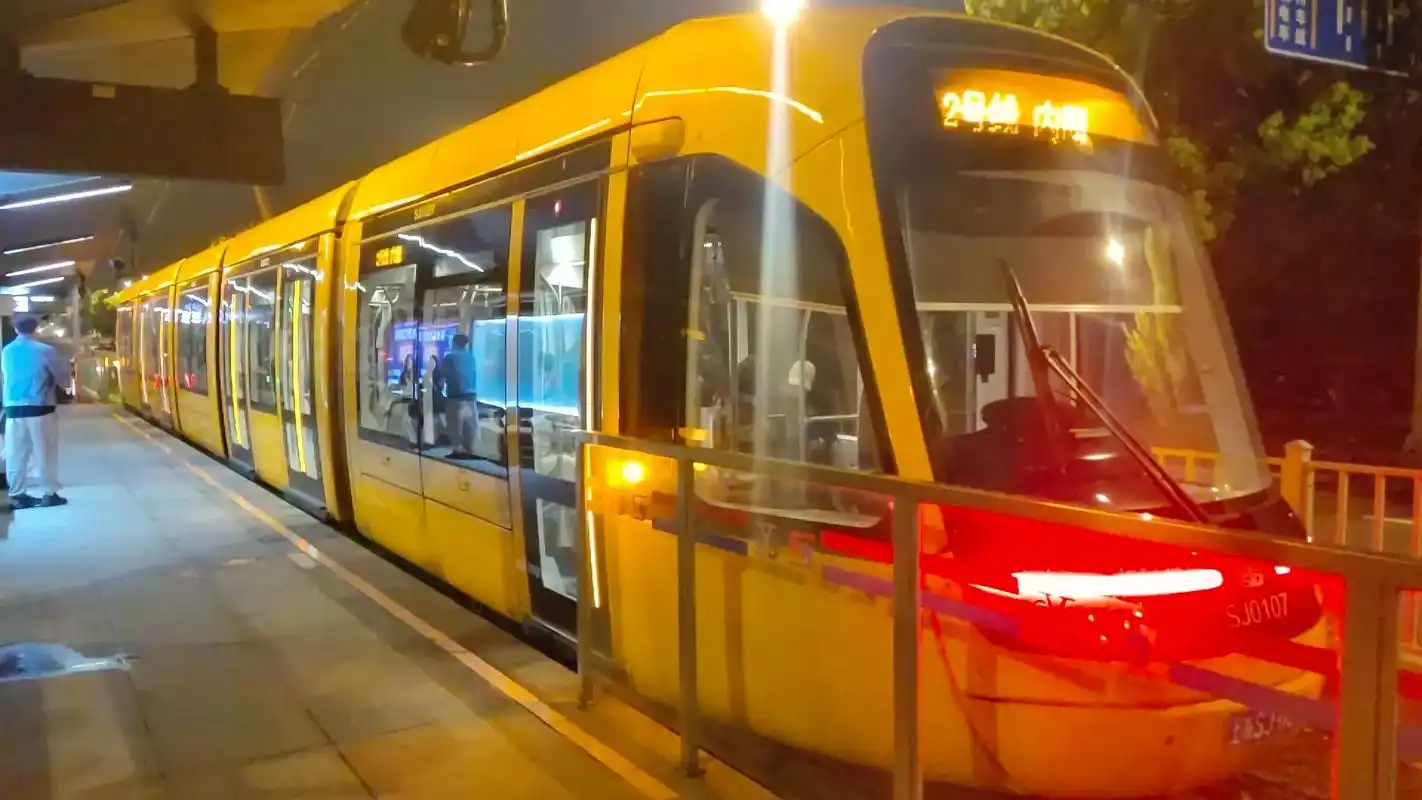 错过了,还会再见吗#松江有轨电车2号线 - 抖音