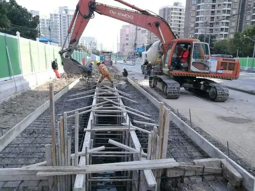 1,地下连续墙围护 杨高中路地下墙共计85幅,完成54幅 2,导墙便道施工