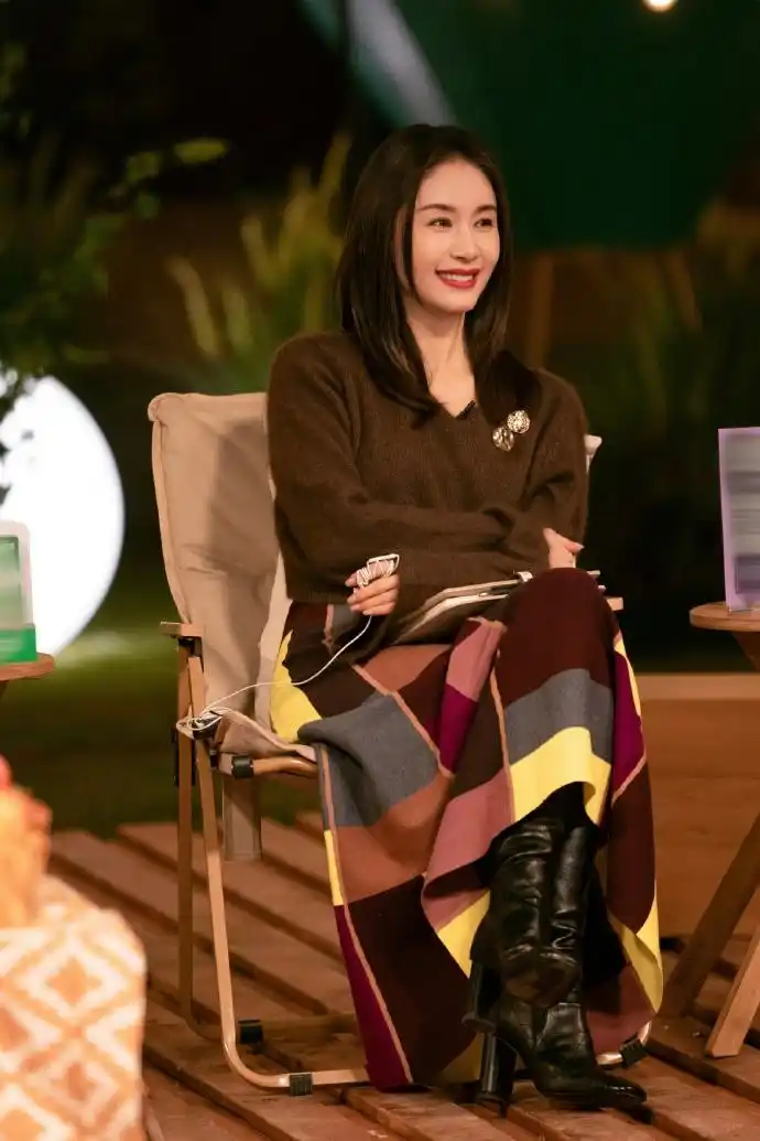 组图:王子文《半熟恋人2》长发披肩温柔可人 潋滟红唇女人味十足