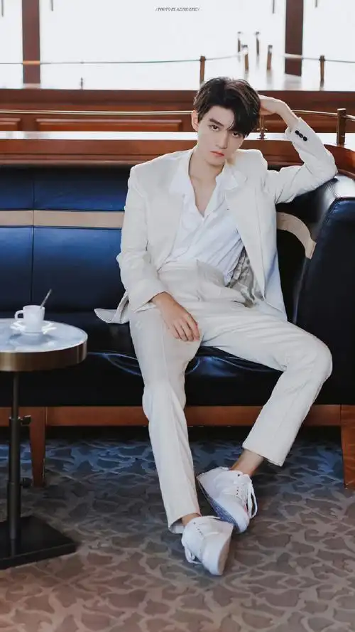 王俊凯cl巴黎时装周#王俊凯穿过的一些深v白西装@tfboys-王俊