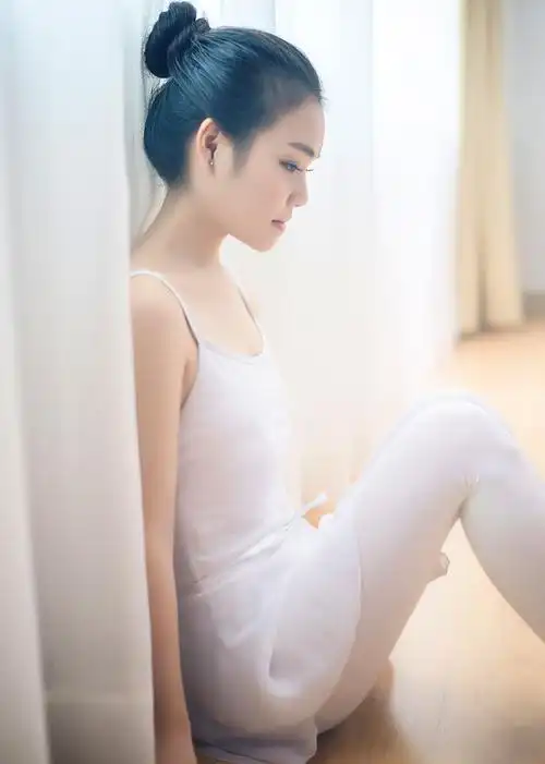 gogo国模高清美女大胆艺术写真