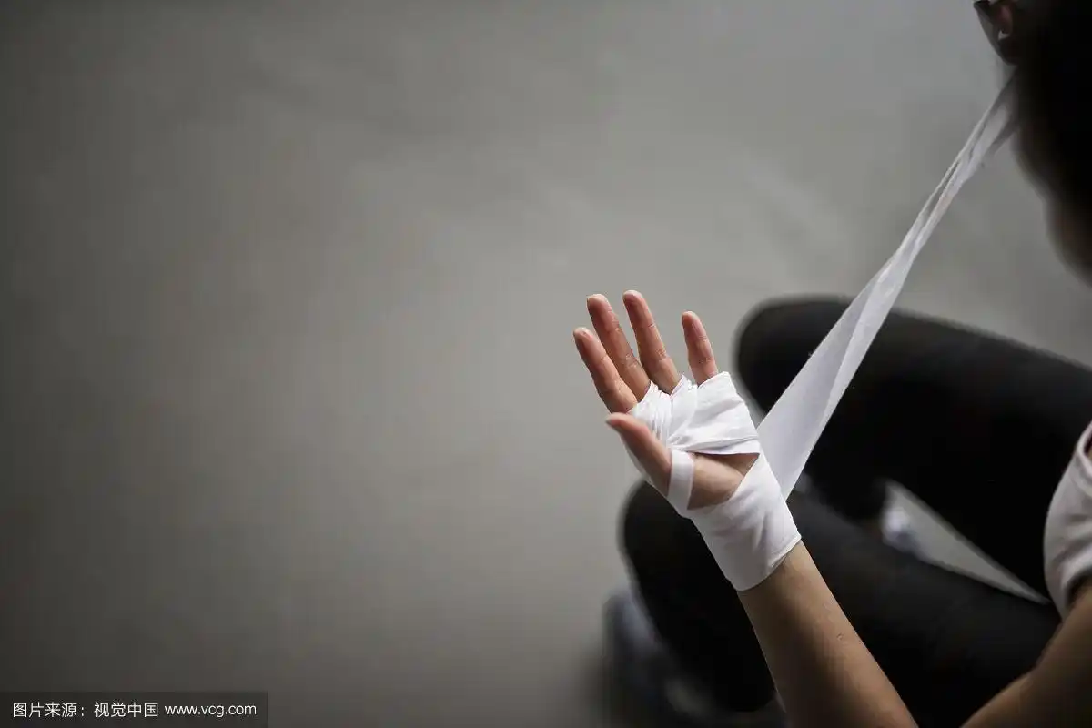 短镜头的年轻女拳击手包扎手