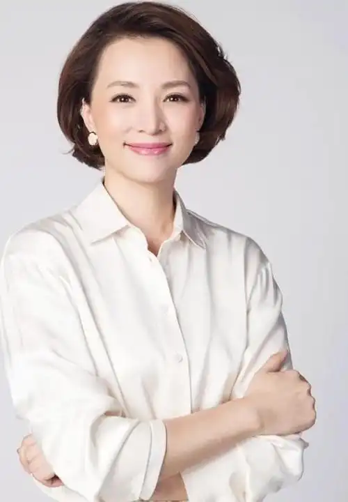 董卿不愧是"优雅代名词":裙不过膝,发不过肩,美得知性又迷人