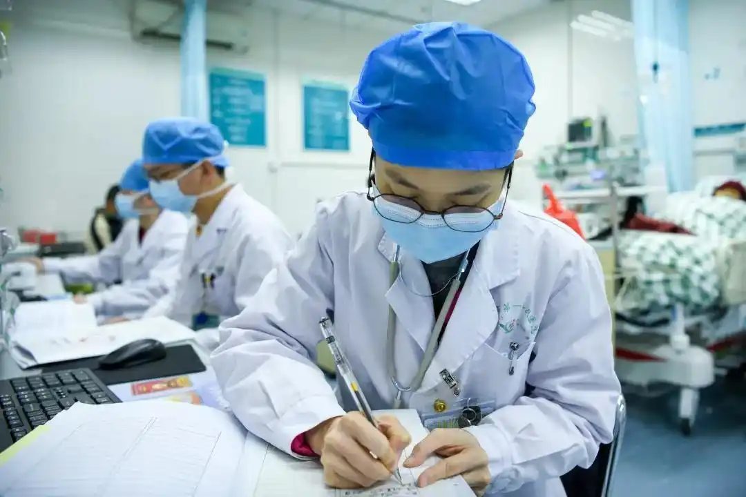 魏丽莉医生在日常工作中