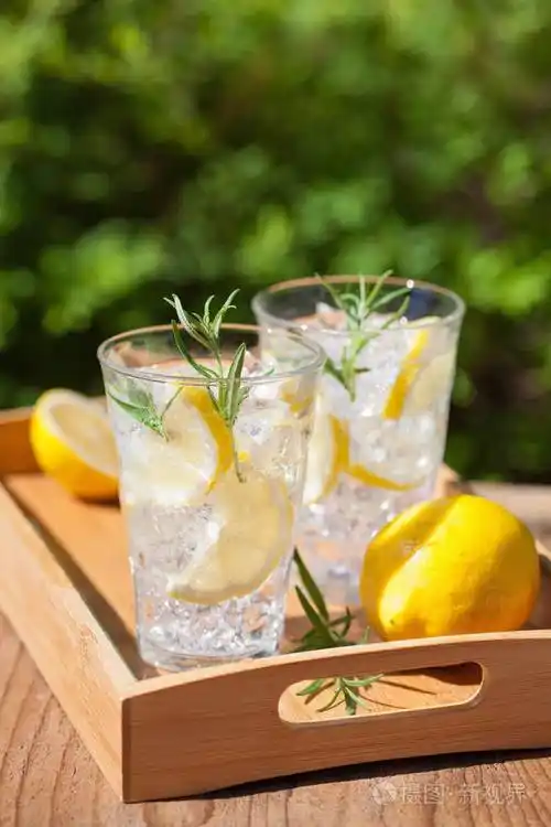 配眼镜的迷迭香柠檬汽水饮料照片-正版商用图片0e3r0x-摄图新视界