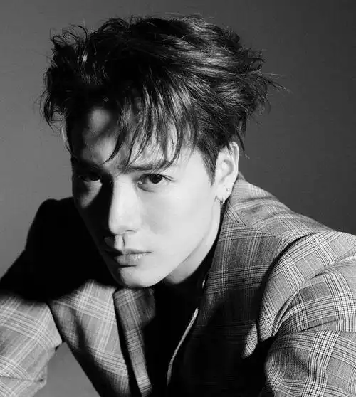 精致的五官,完美的面部轮廓,王嘉尔的这张脸蛋俊美帅气,让人印象深刻