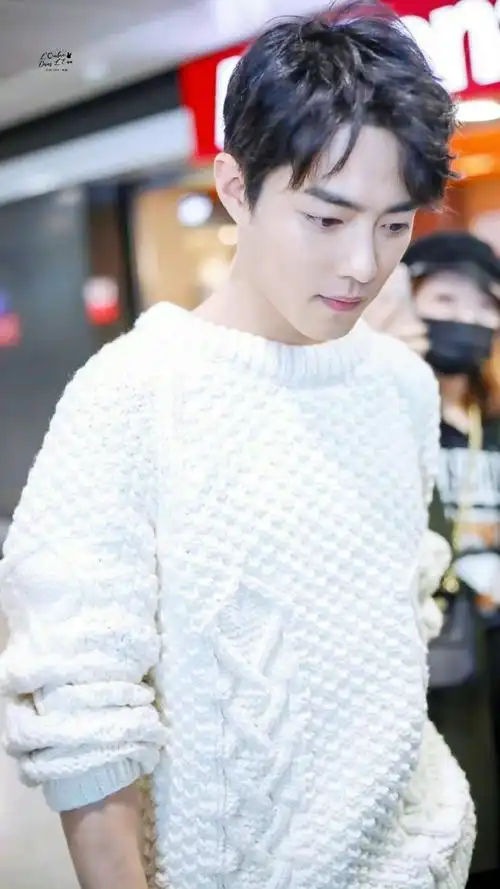 肖战##肖战机场路透#这是我们那年今天的白毛衣机场帅小赞哦,想崭个