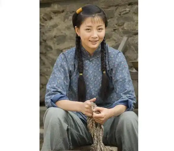 年轻时殷桃的照片,整体非常精致,不愧是娇媚迷人"人间水蜜桃"|军训