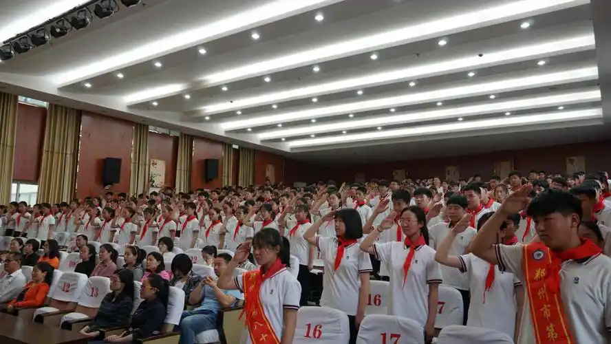 郑州八十四中举行"十四岁,我已长大"主题活动暨退队入团仪式