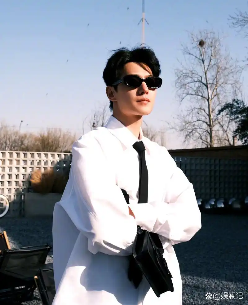 32岁的杨洋身穿白衬衫牛仔裤依旧那么帅气逼人,不愧是军艺校草,内娱