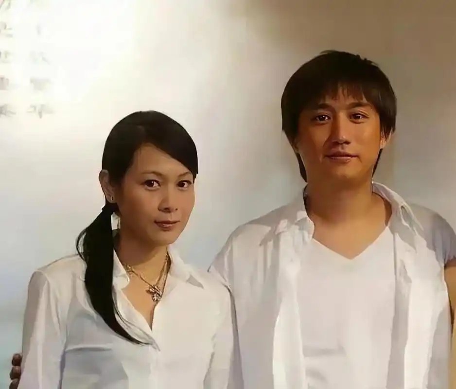 黄磊和刘若英,俩人曾是最理想的一对恋人,可是美好的爱情总是有始无终