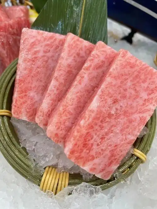 蓝鳍金枪鱼腹肉油脂丰富 肉嫩呈粉红色 入口即化有油脂香 吃刺身的