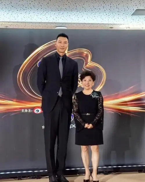 易建联的身高2米11成为了全场焦点,与主持人杨迪的身高差更是令人惊