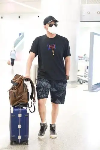 胡军潮流造型,印花t恤 运动裤,青春时髦范十足!这一点不像52岁