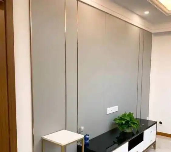 沙发背景墙也是贴了钛合金线条,不过增加了一圈石膏效果,视觉上显得更