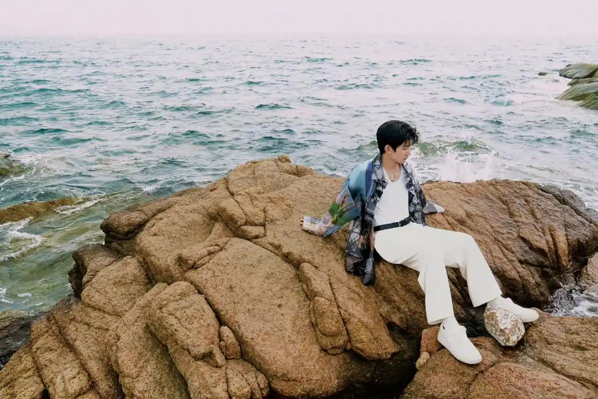 王源海边大片,安静的少年将它的心事倾诉给温柔又浪漫的海风