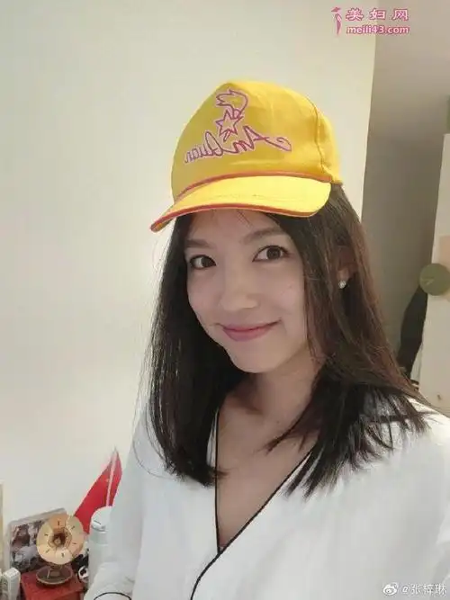 张梓琳11月13日,张梓琳在微博上晒出一张自拍,并附上一个微笑的表情.