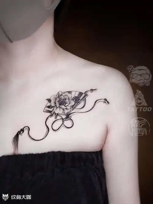 锁骨扇子纹身图案