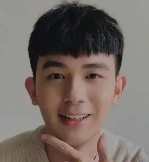 这个是一个很标准的男生蓬松齐刘海碎发,其实男士在做齐刘海的时候