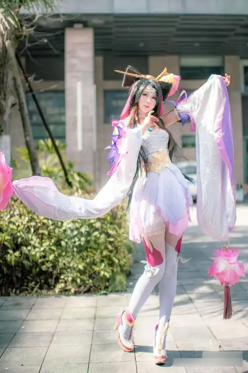 三位漂亮的国人coser扮演的人气手游《王者荣耀》角色貂蝉!