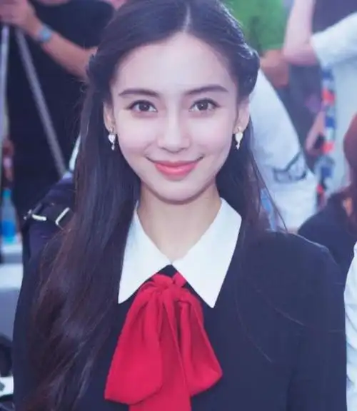 baby早期化妆风格太赞,"欧式大眼睛"堪比洋娃娃,魅力十足!