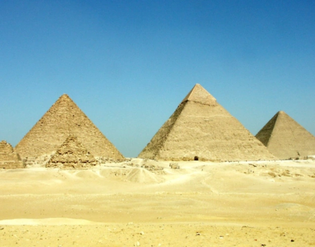 参观完卡夫拉金字塔,再边上就是三座金字塔中最小的一座孟卡拉金字塔