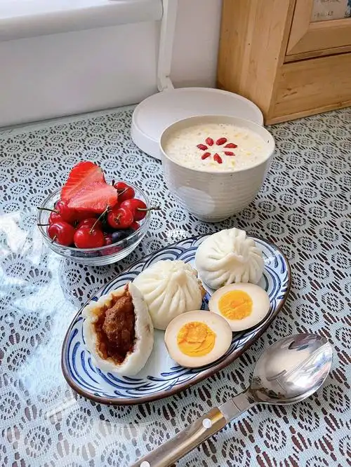 早餐猪肉大葱包子卤蛋豆浆燕麦粥