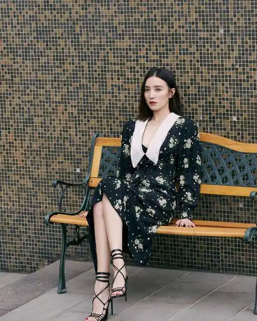 看了宋佳穿搭才明白:穿衣慵懒,裙子过膝,才是中年女人该有打扮_颜色