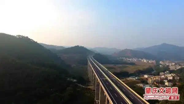 首页 文明动态  广佛肇高速是西江北岸的出省通道,也是肇庆主骨架"