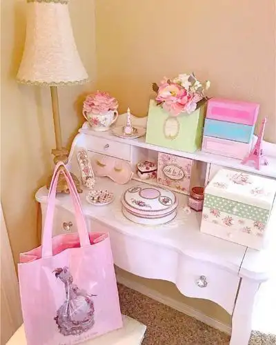 粉色少女心满满的卧室布置