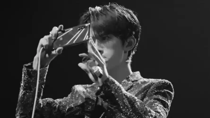 青春少年易烊千玺时尚高冷黑色系写真,高清壁纸图片,大陆明星-回车