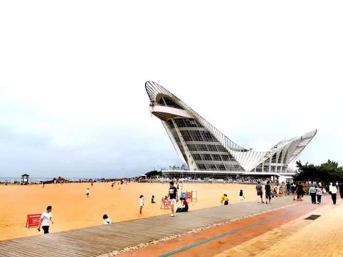 青岛金沙滩冲浪