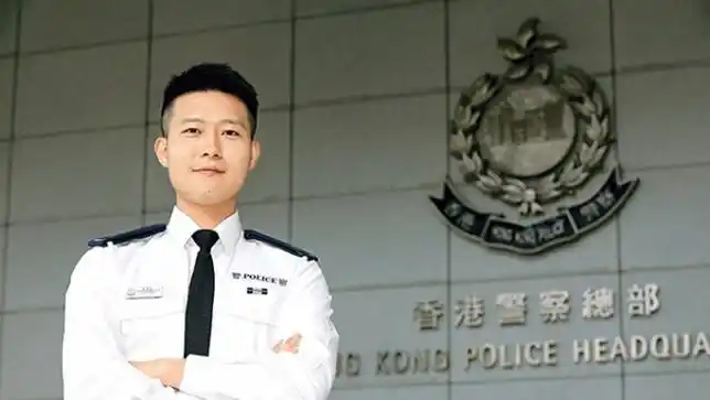 《警声》图片现年33岁的长沙湾分区军装巡逻小队督察李杰伟,其警察