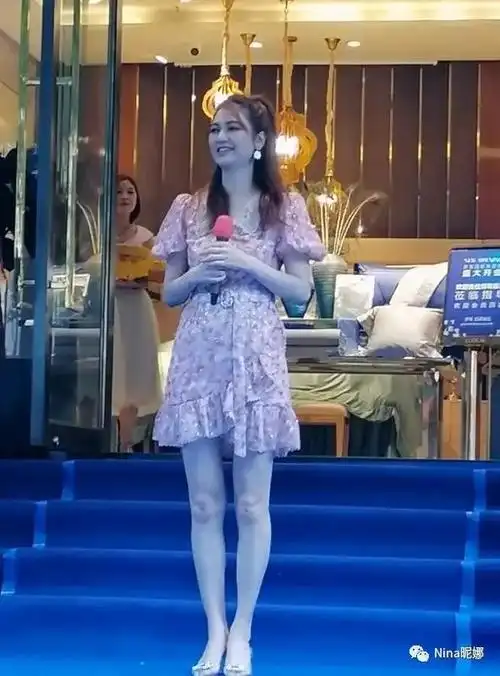 洪欣中秋前夕捞金真拼穿少女粉短裙站店门口50岁还是少女身材