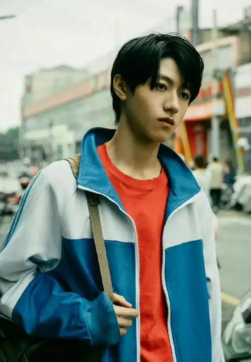 朱志鑫学校宣传片独舞视频,朱志鑫表演课视频时尚新闻插图