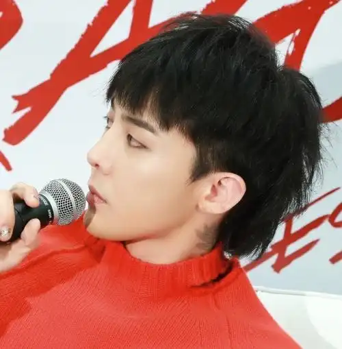 先别急着嫌弃,其实这款前面是短发,在耳朵后面留长一点点的"长短发"