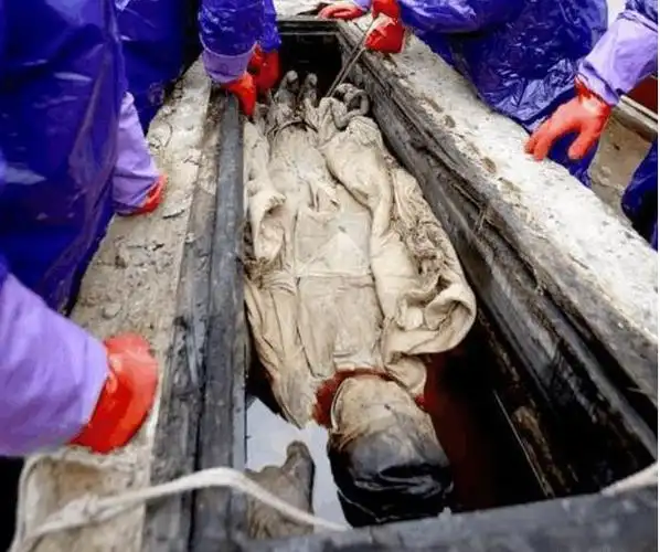 此盗墓贼疯狂盗墓,盗墓不为钱财,只为玩耍墓中女尸,喝墓中酒新文站