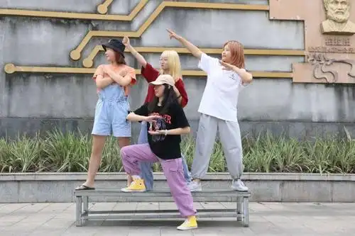 学着奥特曼的拍照姿势仿佛一下子回到了小时候的夏天穿着大裤衩 一双