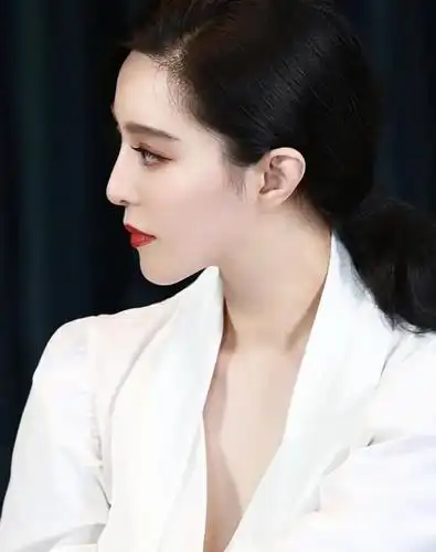 范冰冰身穿白色简约西装,配精致蓝色耳环,周身散发着魅力
