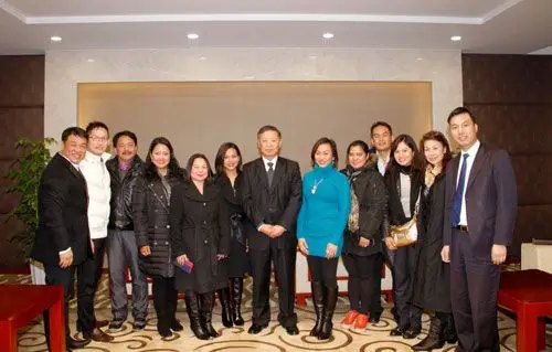 合影——隆力奇董事长徐之伟先生(右7),国际部总裁钱军彪先生(右1)