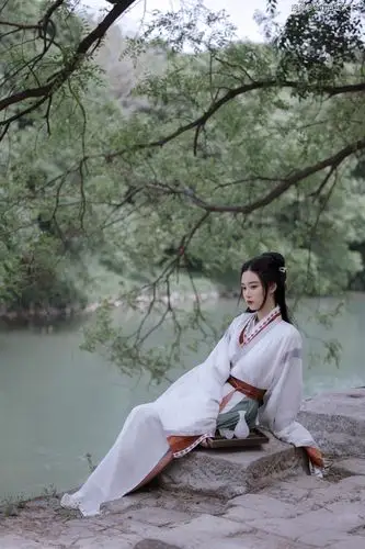徐艺洋仙气古装造型写真