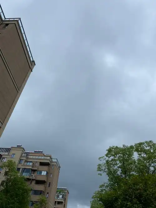 下雨了,阴天快乐