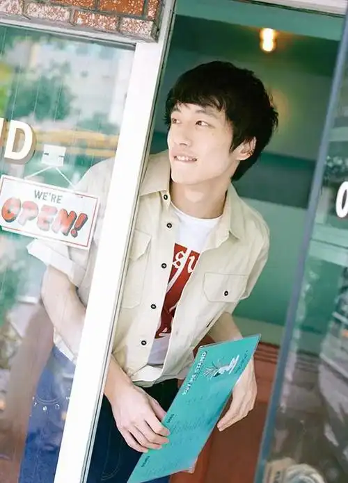 帅哥壁纸:日本男明星帅哥坂口健太郎《周末画报》旅游周-小虾米