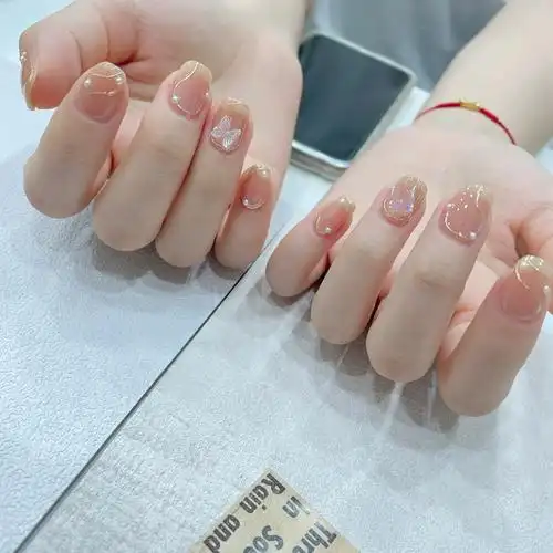 浅金色墨镜粉钩边美甲