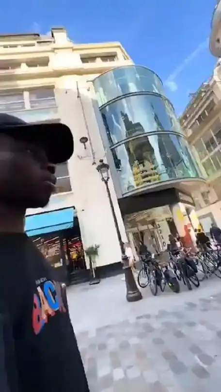 巴黎街头,一名黑人男子随机抢夺路人饮料,结果次次得手,竟无一人反抗