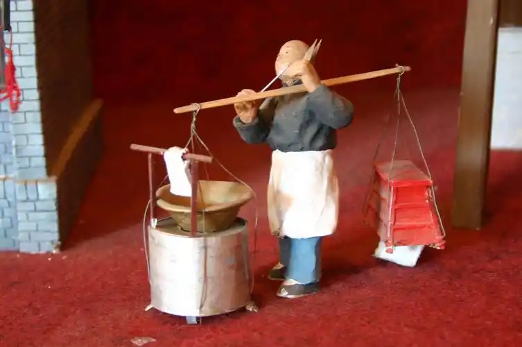 p>剃头挑子一头热用于比喻一件事情,只有一方愿意,一厢情愿,另一方不